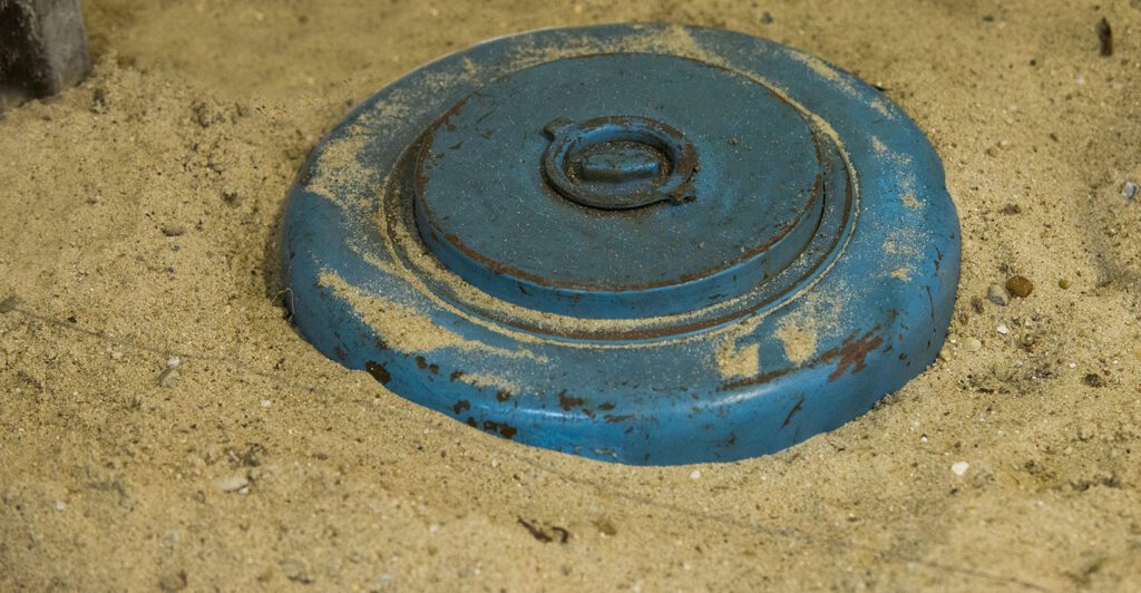Roadside land mine bomb