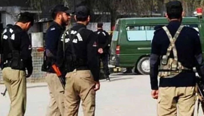 DI KHan attack policemen