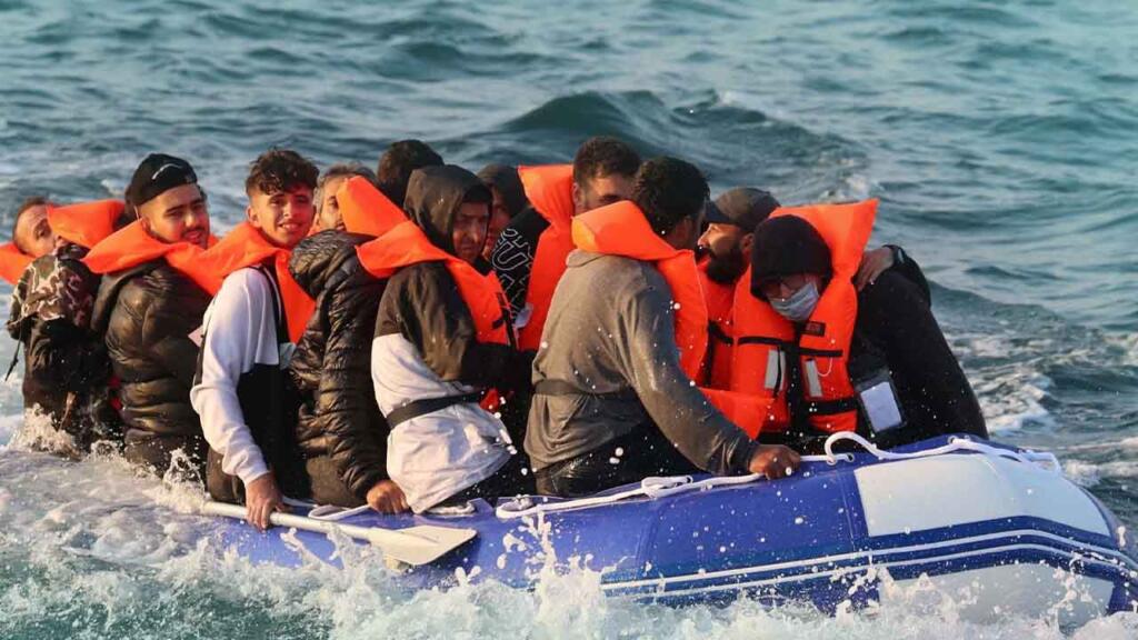 UK migrants English channel boat