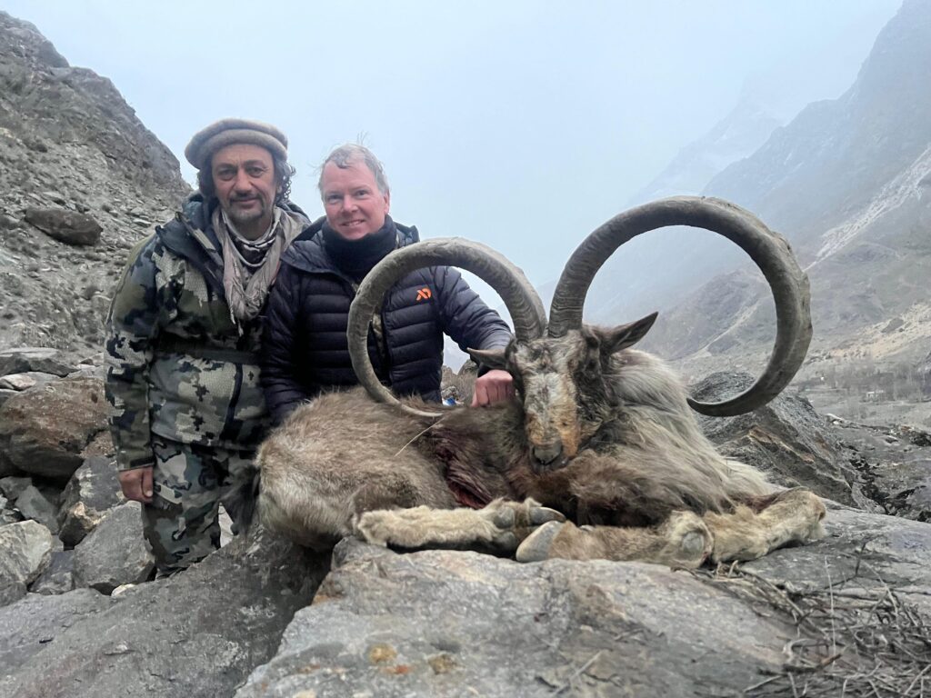 American hunts Astore Markhor