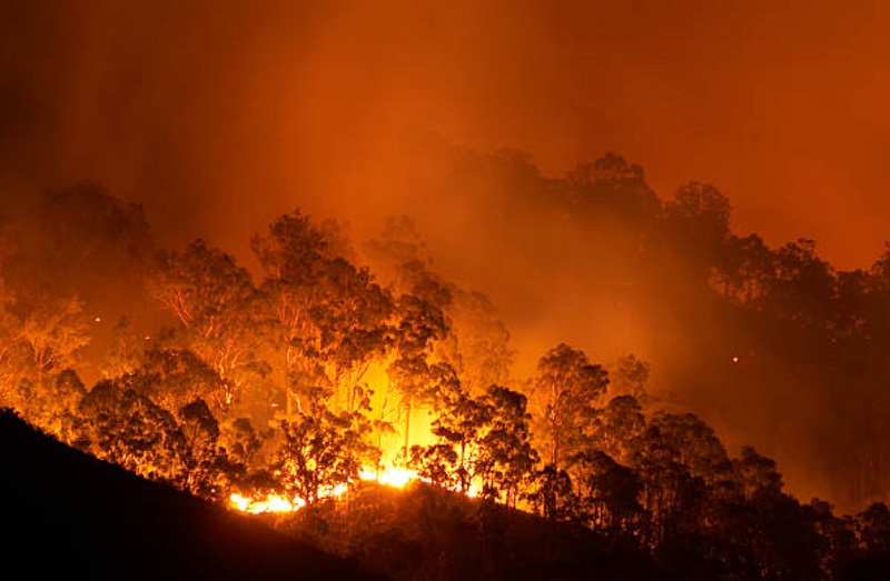Fresh warnings issued for bushfire-threatened Australian towns