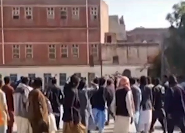 Clashes erupt in polling stations across Pakistan