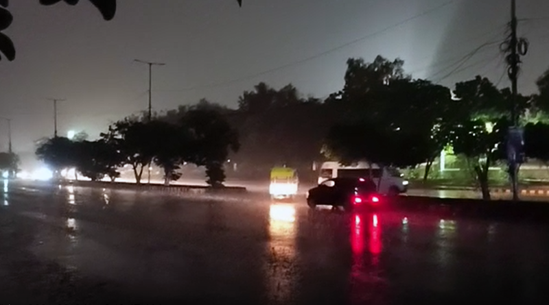 Heavy rain lashes Karachi