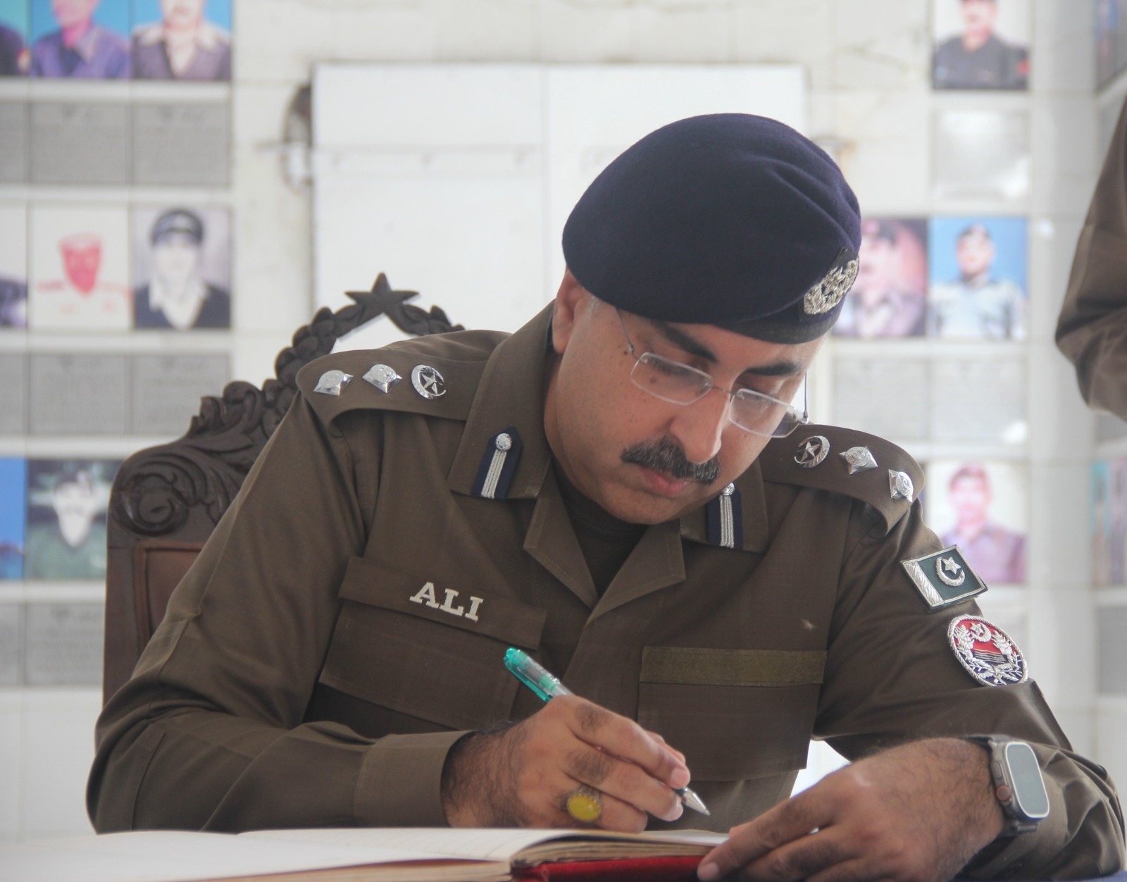 Syed Ali Rizvi Hand Syed Ali Naseer Rizvi appointed as new IG Islamabad police - HUM News ...