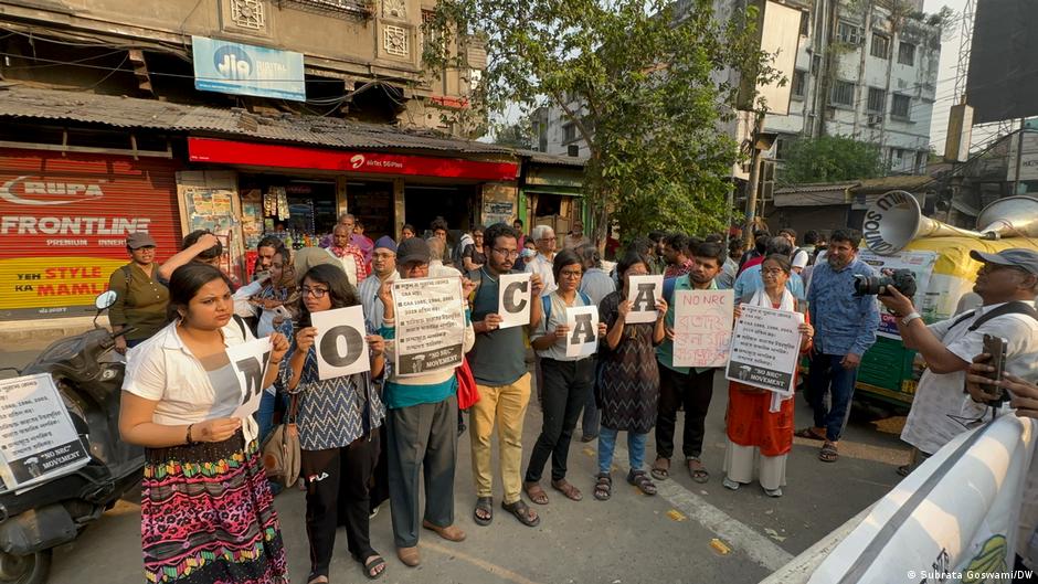 pposition parties and rights groups say the new citizenship law discriminates against Muslims and undermines the country's secular constitution.