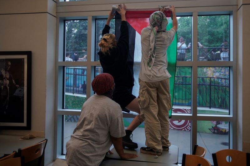People put up the Palestinian flag in Emory University as they protest in support of Palestinians, during the ongoing conflict between Israel and the Palestinian Islamist group Hamas, in Atlanta, Georgia, U.S., April 26, 2024. REUTERS/Elijah Nouvelage