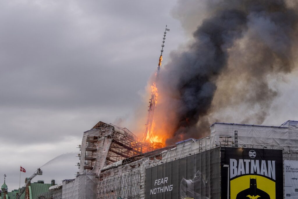 Flames and smoke rise from the Dragon Spire of the Stock Exchange on fire in Copenhagen, Denmark, April 16, 2024. Ritzau Scanpix/Ida Marie Odgaard/via REUTERS ATTENTION EDITORS - THIS IMAGE WAS PROVIDED BY A THIRD PARTY. DENMARK OUT. NO COMMERCIAL OR EDITORIAL SALES IN DENMARK.