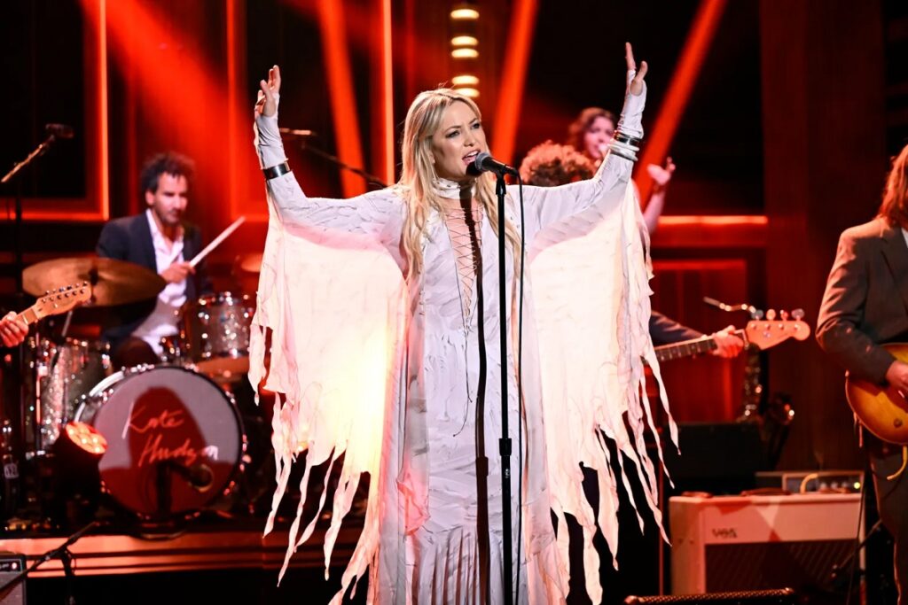Kate Hudson performed for the first time on 