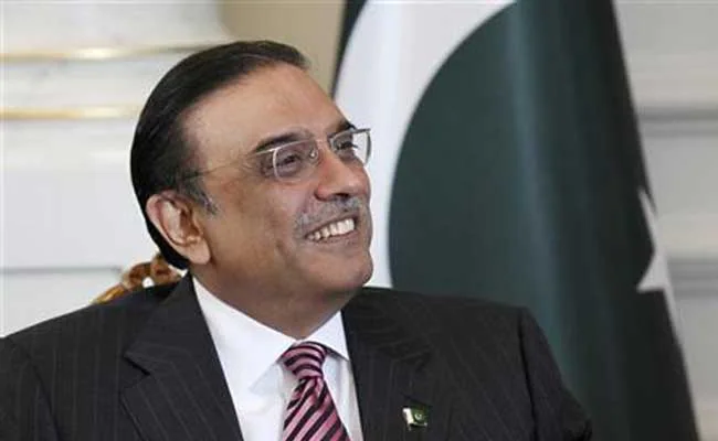 President Asif Ali Zardari called on Pakistanis to 'pledge' their commitment to national development and prosperity on Independence Day.