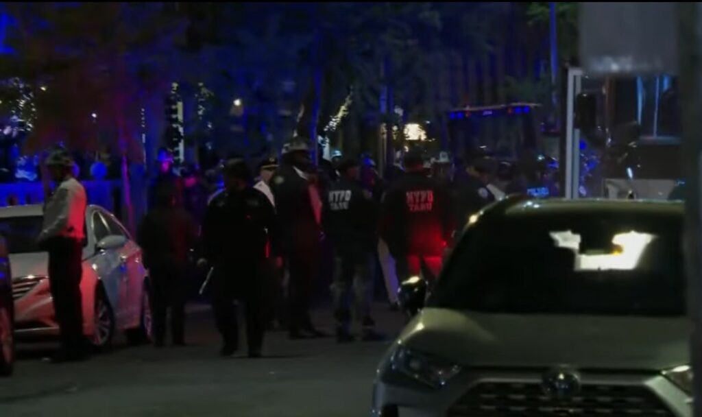 Heavy contingent of police officers from the New York Police Department started entering Columbia University's Hamilton Hall occupied by pro-Palestine protesters.