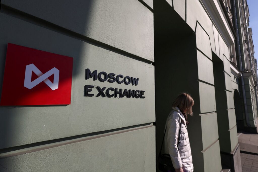 The imposition of new sanctions by the United States (US) against Russia forced the Moscow Exchange, Russia's principal financial marketplace, to quickly suspend trading in dollars and euros.