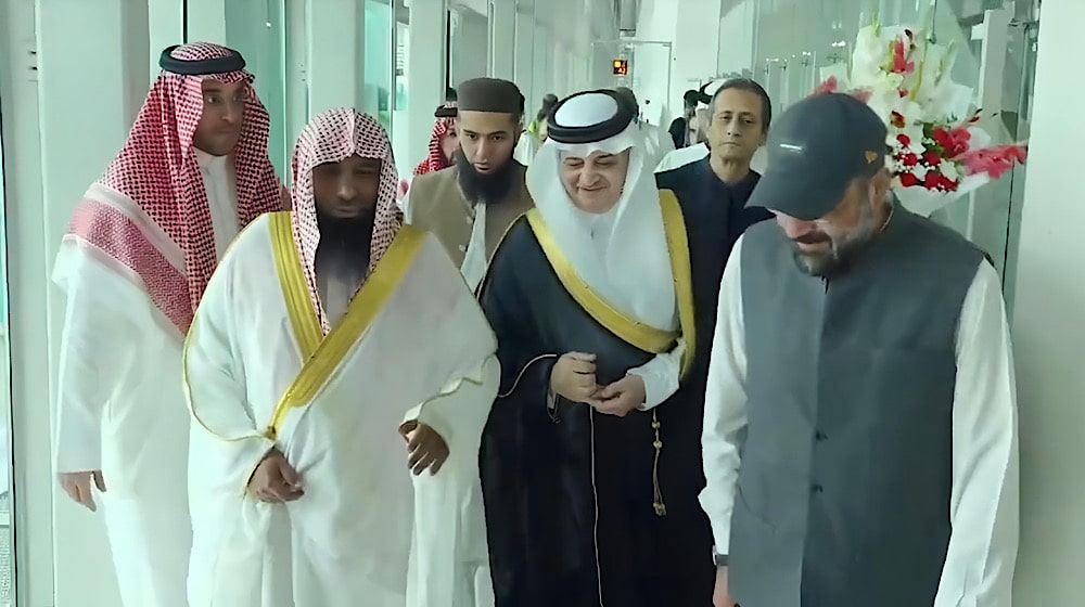 Imam Masjid Al-Nabvi leads Friday prayers