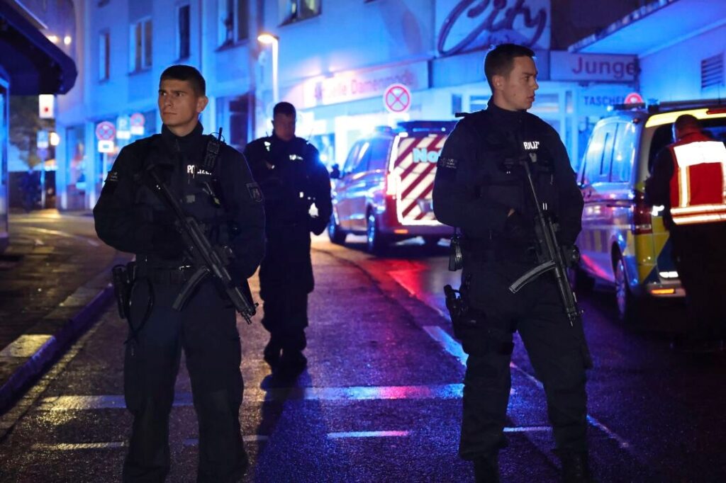 A knife attack during a festival in Solingen, Germany, resulted in three deaths and multiple injuries. The incident occurred at a market where a crowd had gathered for the city's 650th anniversary celebrations.