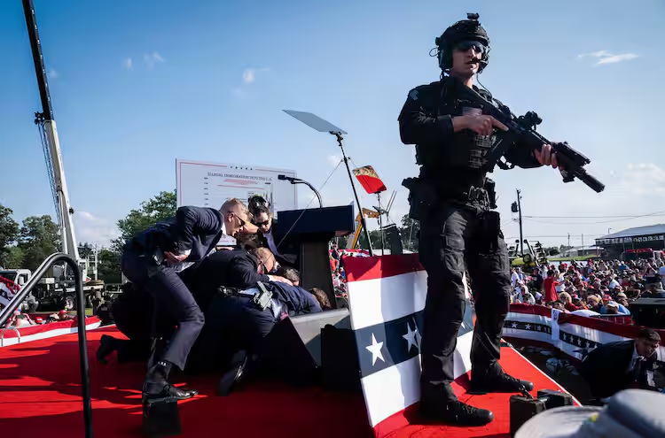 The US Secret Service's acting director said on Friday that local police in Pennsylvania warned that there was a man with a gun on a roof before the July 13 attempted assassination