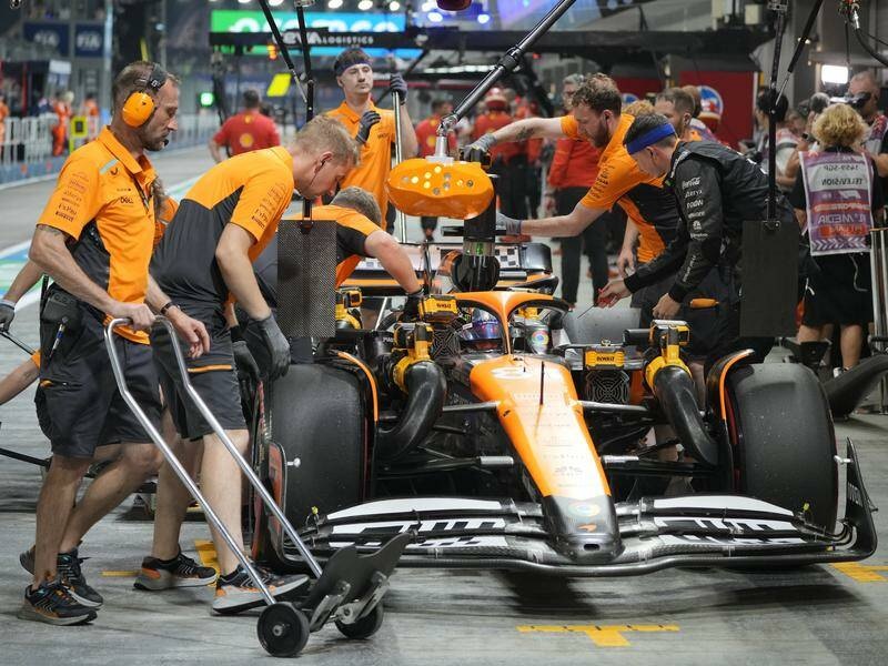 F1 leaders McLaren will modify the rear wings on their cars after talks with the governing FIA at the Singapore Grand Prix.