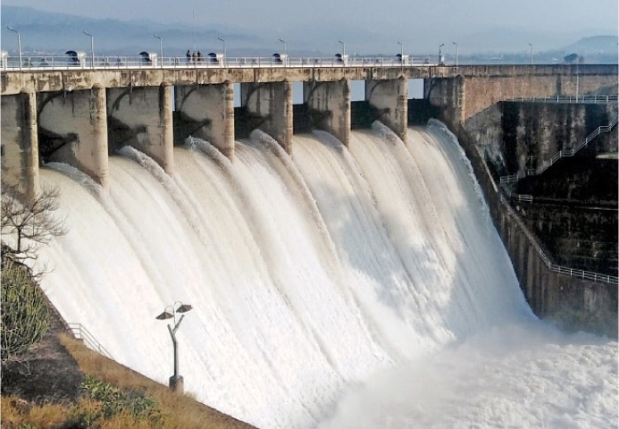 The water level in the Rawal Dam reached 1,752 feet, leading the district administration to announce that the spillways will be activated at 6 am tomorrow.