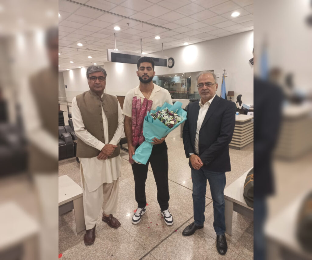 Pakistani martial artist Shahzaib Rind returned to a hero’s welcome art the Islamabad airport in early hours of Sunday.