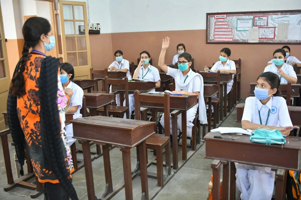 In response to the deteriorating air qualify in Lahore, the Punjab Environment Protection Department announced new school timings across the province.