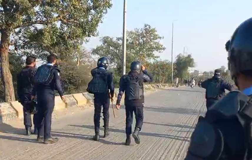 protestors clash with police