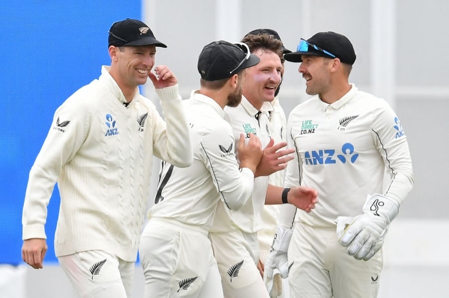 England lost Zak Crawley, Jacob Bethell and Joe Root cheaply to reach lunch on 45-3 after finally bowling out New Zealand for 348.