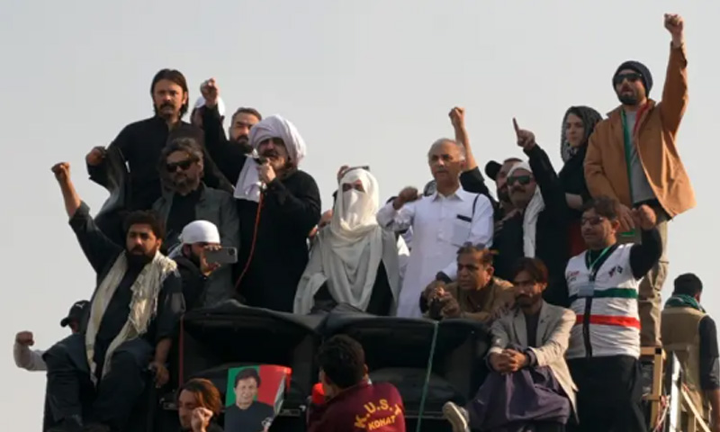PTI convoys reach D-Chowk