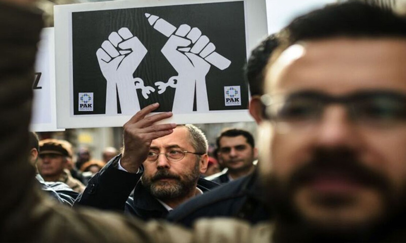 Turkey arrests journalist