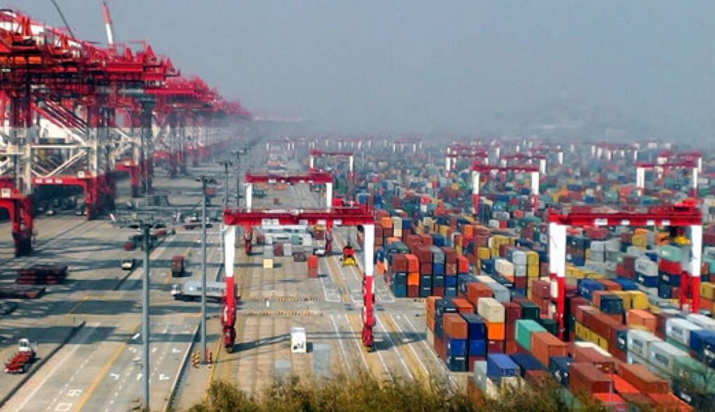 Shanghai Port set a huge record by becoming the first port in the world to handle over 50 million containers in a single year.