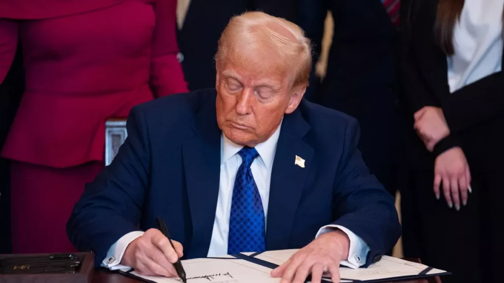 trump signs executive order on illegal migrants