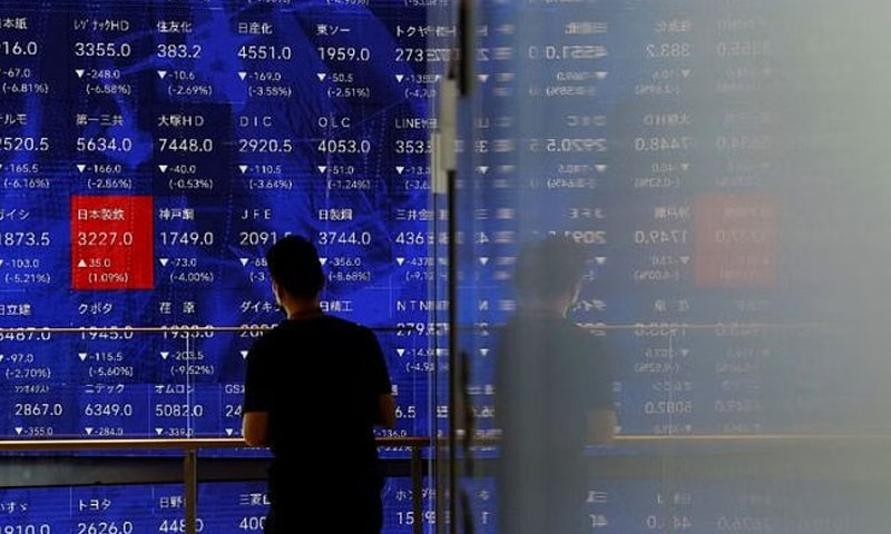 Stocks: gold rises as tariff news looms