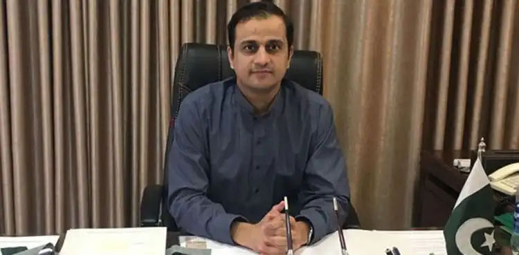 Murtaza Wahab gets stuck in lift