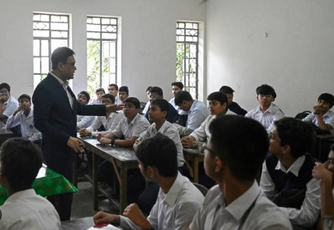 A Bangladeshi high schooler’s education is shaped by her country's ongoing struggle with its historical narrative, post-revolution.