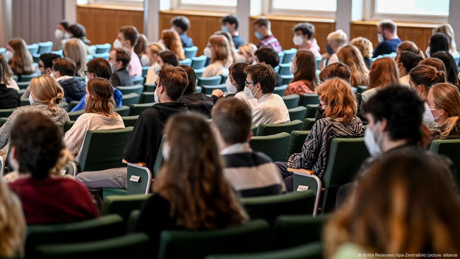 A new economic study has found that international students are a massive boon for Germany's coffers — even if they get their education free of charge. German industry is now doing more to recruit foreign students.