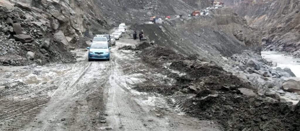 rain and snow leaves eid travellers stranded in G-B