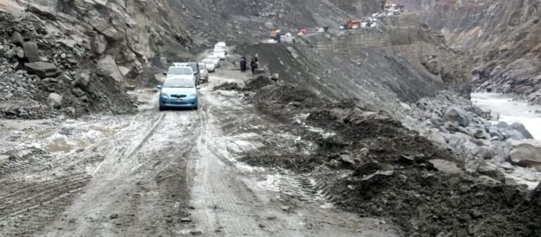 rain and snow leaves eid travellers stranded in G-B