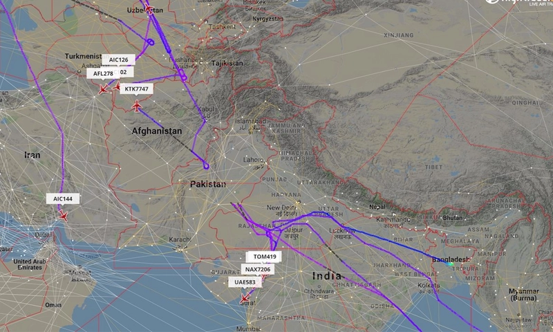 Pakistan closes air space