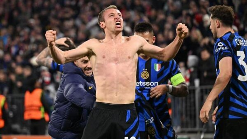 Inter Milan scored at last moment to snatch a 2-1 victory over hosts Bayern Munich in their Champions League quarter-final first leg.