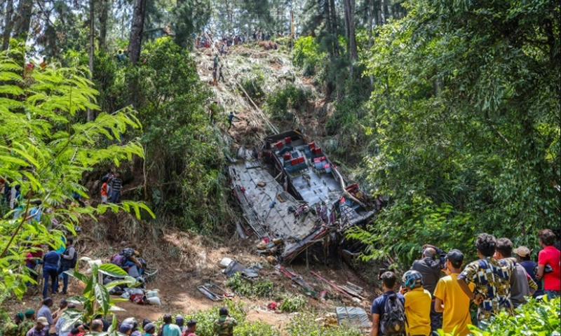 Bus carrying pilgrims crashes