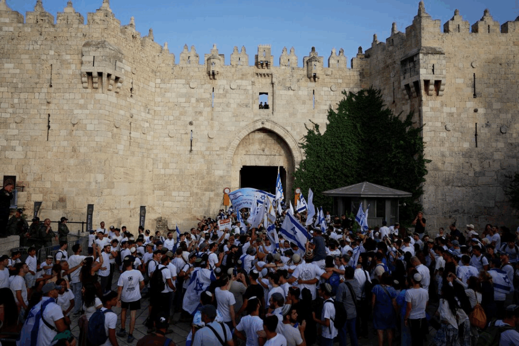 A large rally in Jerusalem marking Israel's capture of the city's east in the 1967 war descended into chaos on Monday as far-right Israeli Jews confronted and assaulted Palestinians, fellow Israelis and journalists, witnesses said.
