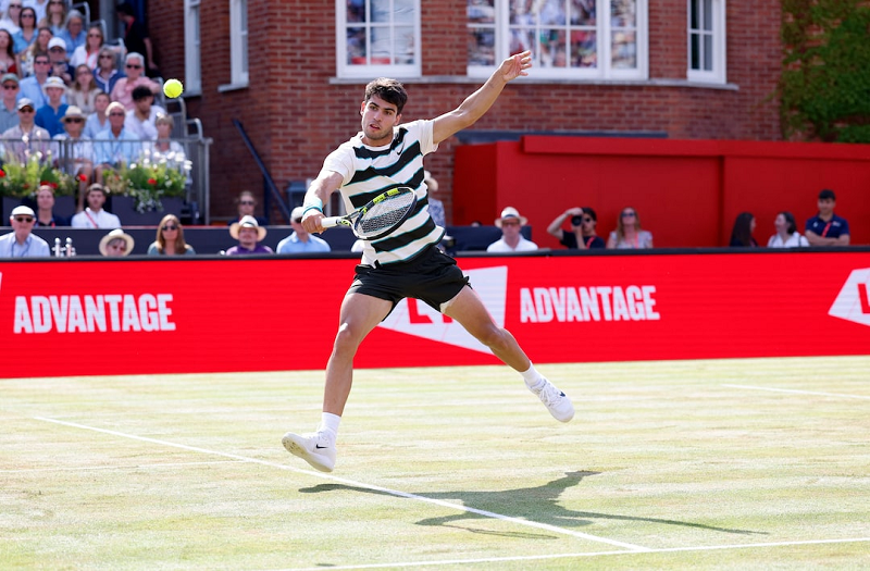Top seed Carlos Alcaraz got his grasscourt campaign up and running with a 6-4 7-6(4) victory over Australian Adam Walton at the Queen's Club