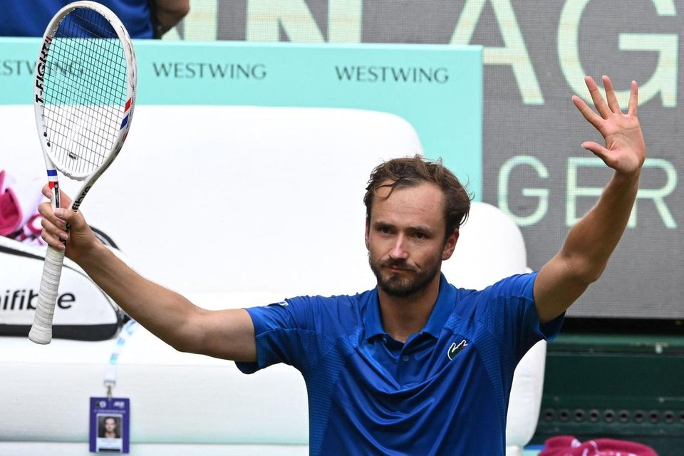 Daniil Medvedev reached his first ATP Tour final for 15 months as he outlasted Alexander Zverev 7-6(3) 6-7(1) 6-4 at the Halle Open.