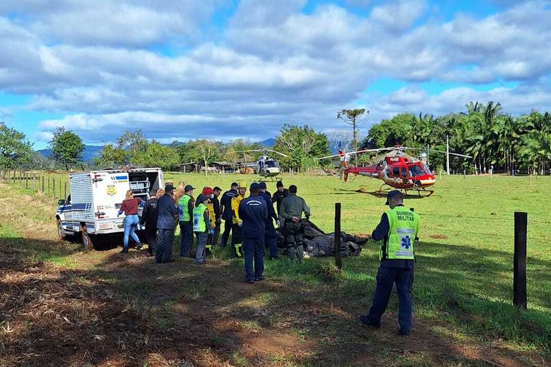 At least eight people were killed Saturday when a hot-air balloon with 21 passengers caught fire in southern Brazil, a state governor said.