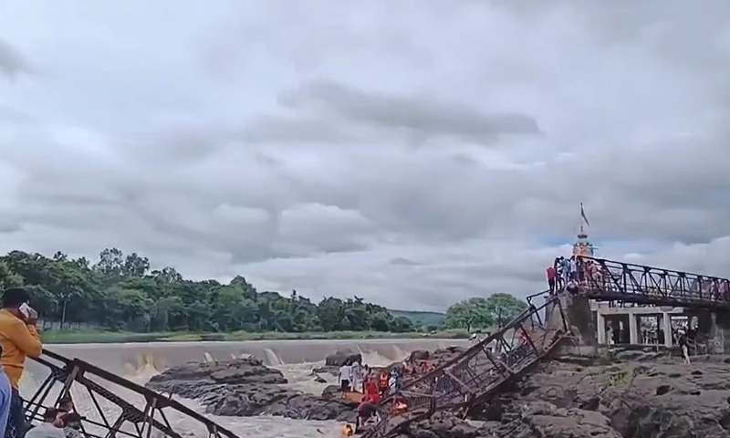 bridge collapse in India