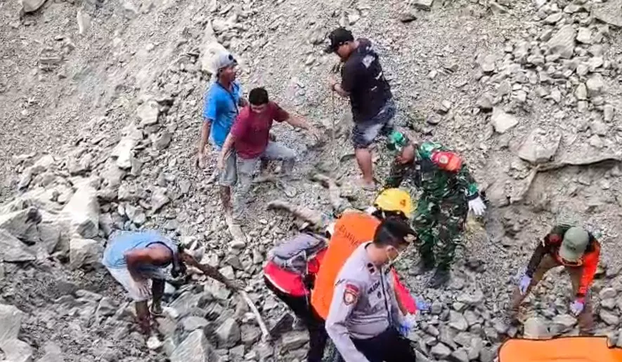 Indonesian authorities will continue searching on Sunday for eight people trapped in a rock collapse at a quarry in West Java, where the death toll has reached 17 with six injured, the search and rescue agency Basarnas said