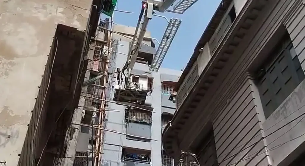 22 people trapped in Karachi apartment building collapse