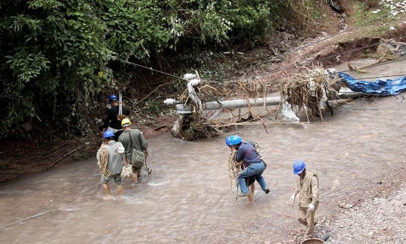 Extreme weather: China hit by floods, landslides and heat