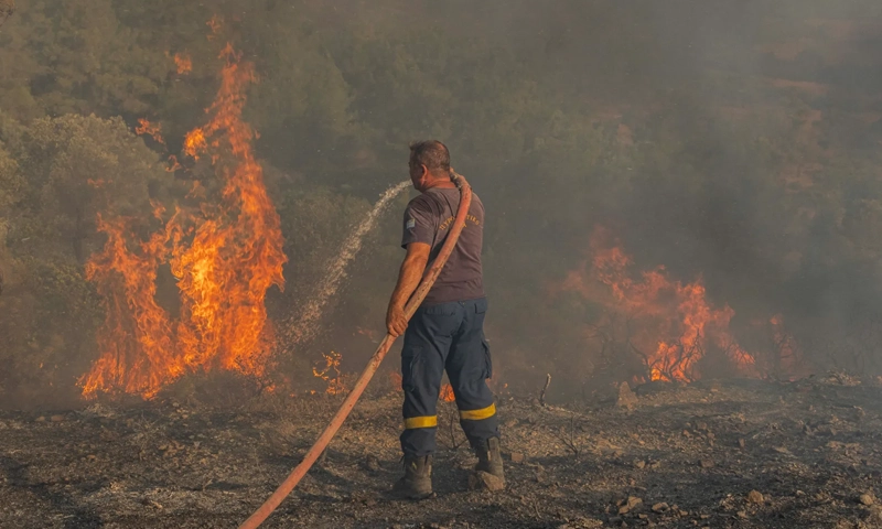 Greece battles wildfires