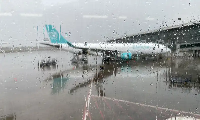 bad weather disrupts flights at islamabad airport