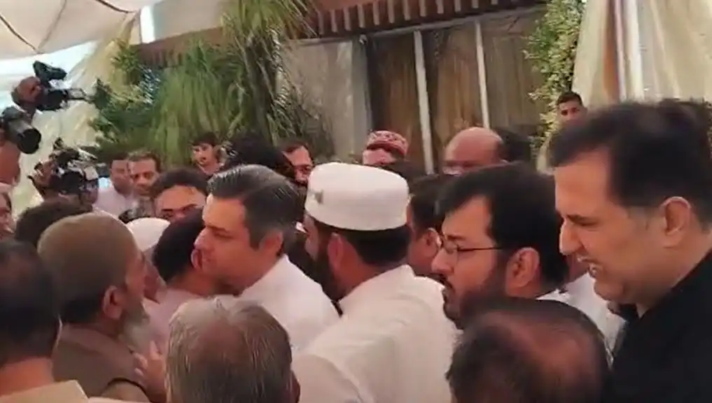 Hammad Azhar attends father's funeral