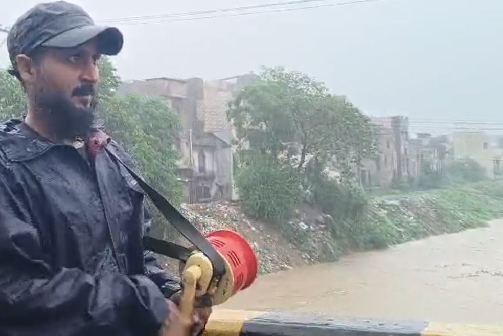 alarms sounded as water level reaches dangerous level at Nullah Leh
