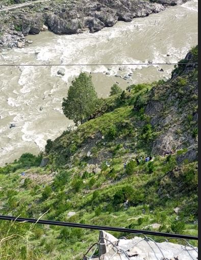 car plunges into Neelum river, 6 dead